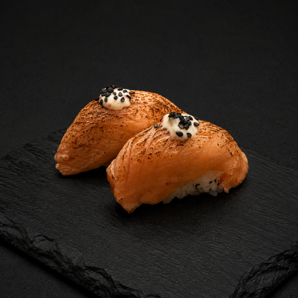 Nigiri z opalanym łososiem